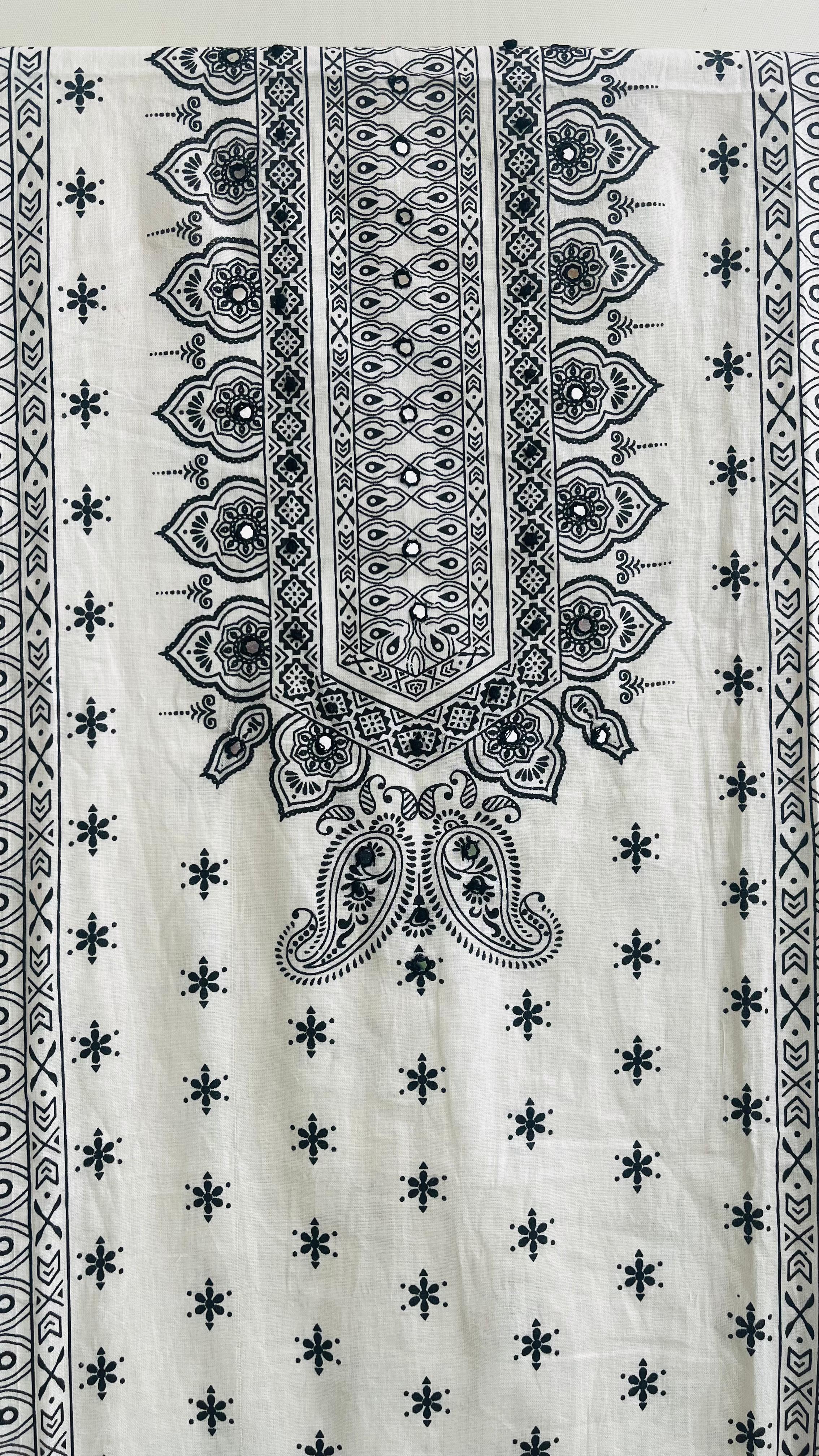 Monochrome Elegance - Image 4